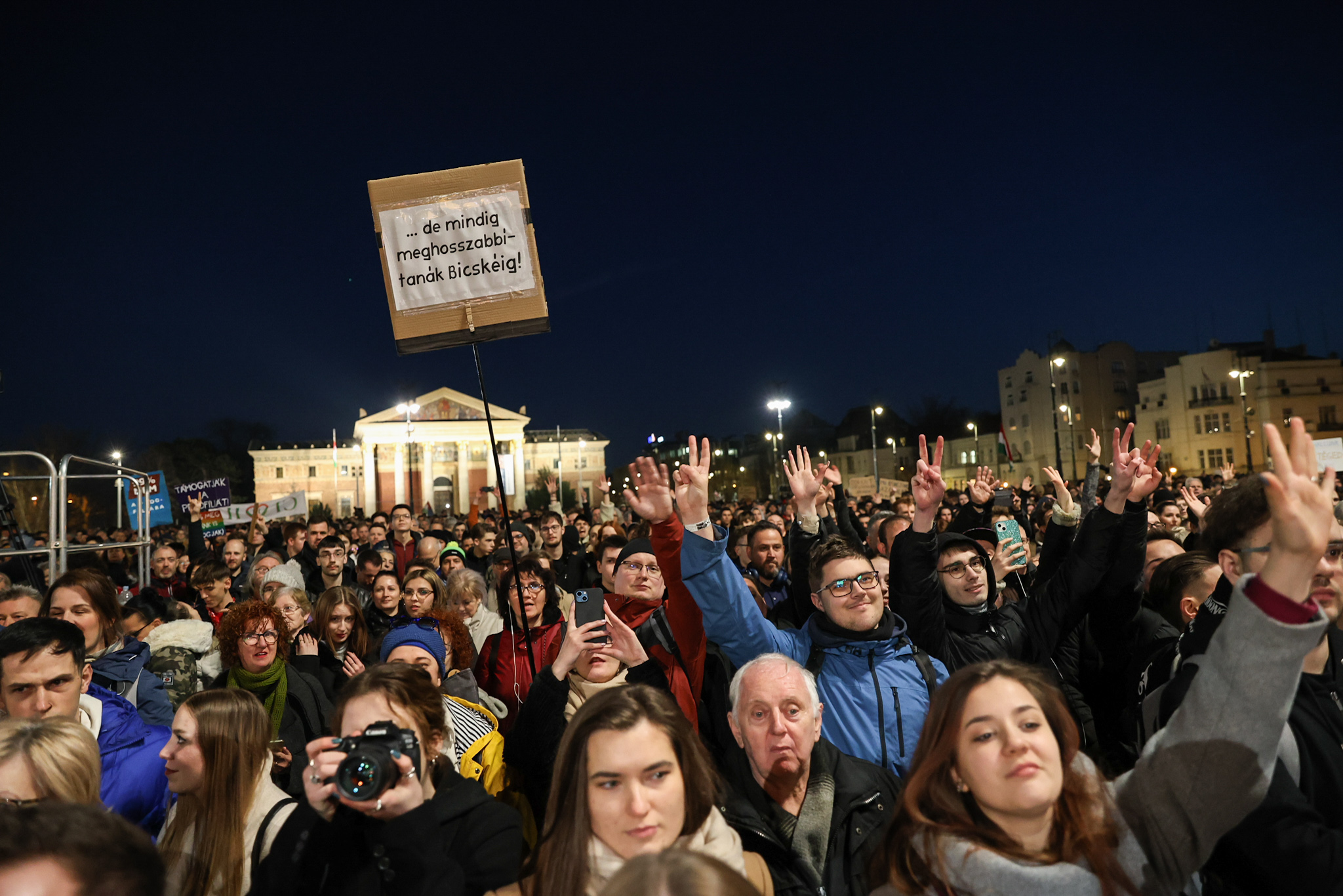 Itt követhetitek a hatalmas tüntetést a Hősök terén