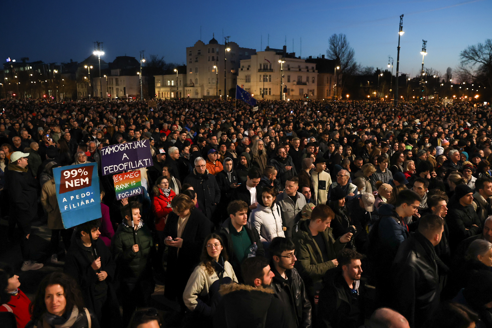 Durván nagy a tömeg: Az internetadó elleni tiltakozás óta nem tüntetett ennyi ember Magyarországon
