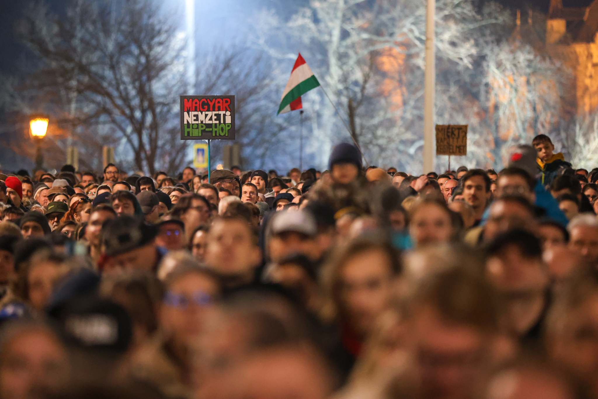 Magyar Nemzet: „meghatározatlan identitású és szándékú alakok” gyűltek össze a Hősök terén