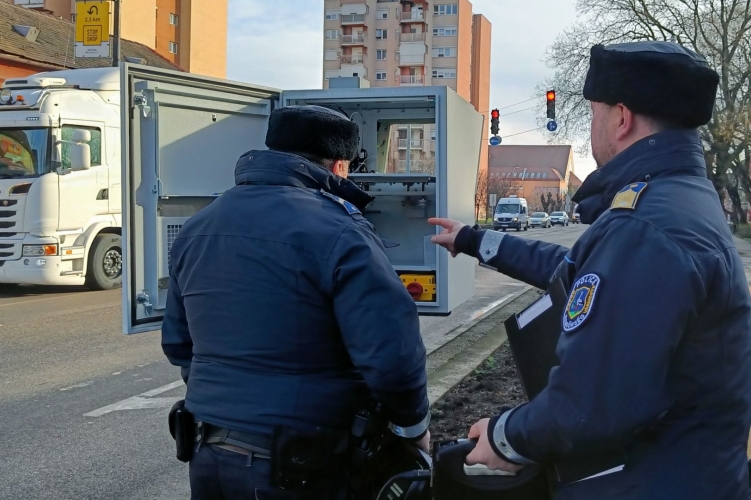 Lassan 100 Trafibox áll lesben az utak mellett, és ez még csak a kezdet – Itt a teljes címlista