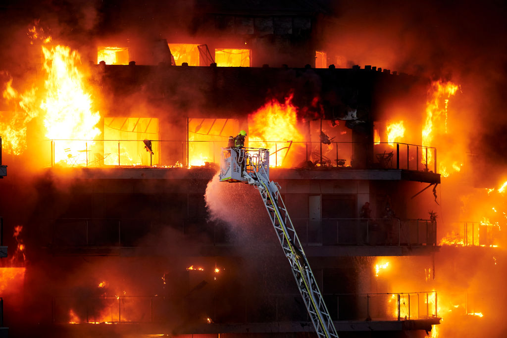 Hatalmas lángokkal égett egy 14 emeletes lakóház Valenciában – többen meghaltak