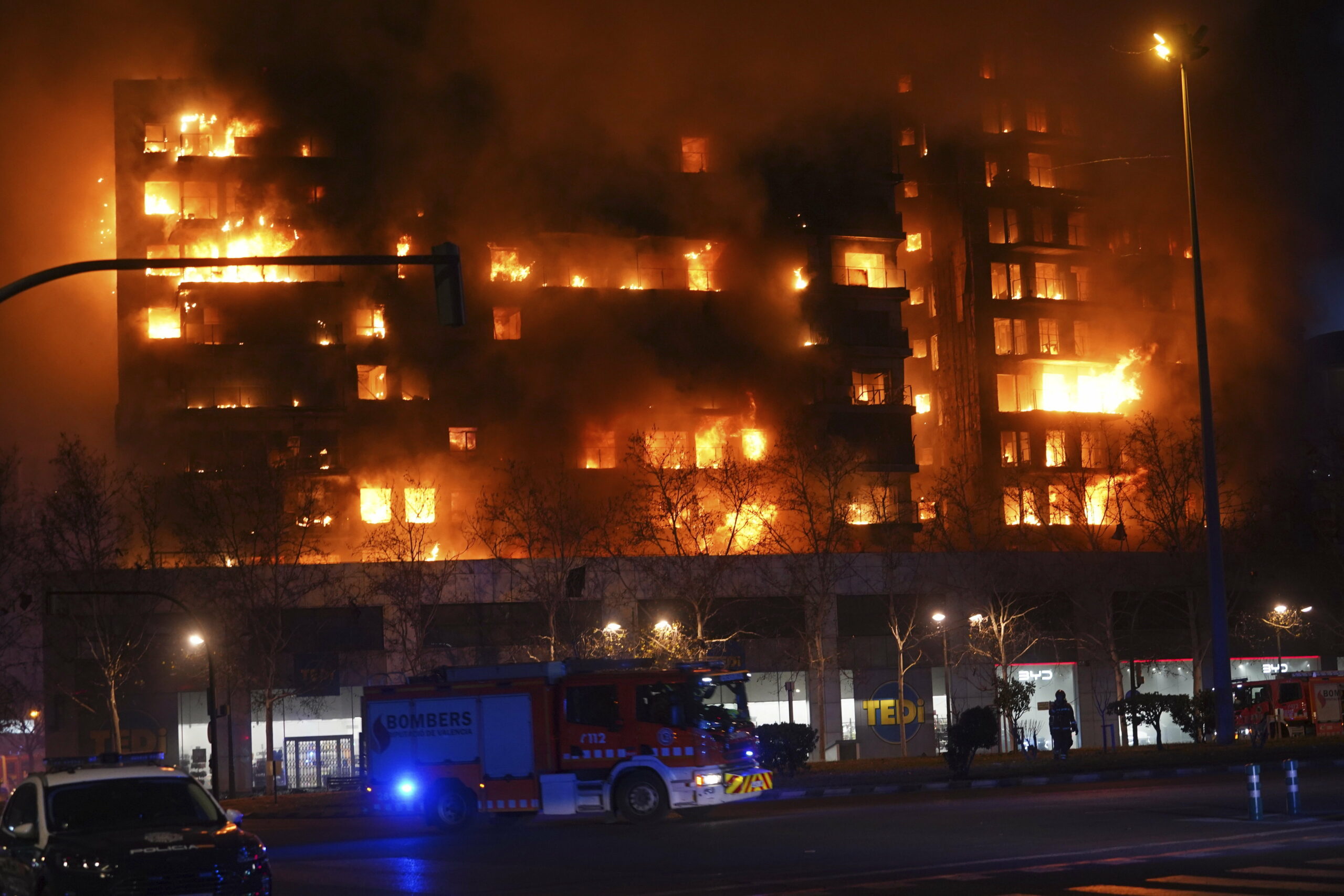 Fotókon a döbbenetes pusztítás – még mindig sok ember az épületben rekedt, miután kiégett egy 138 lakásos társasház Valenciában