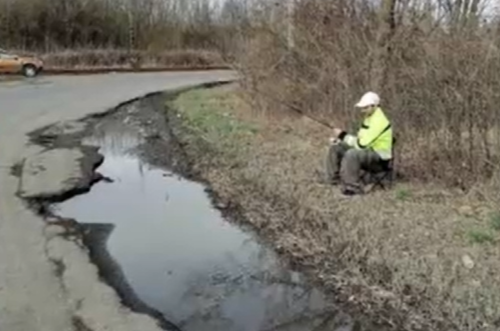 Olyan hatalmas kátyú van Lőrinciben, hogy még egy hal is úszkált benne