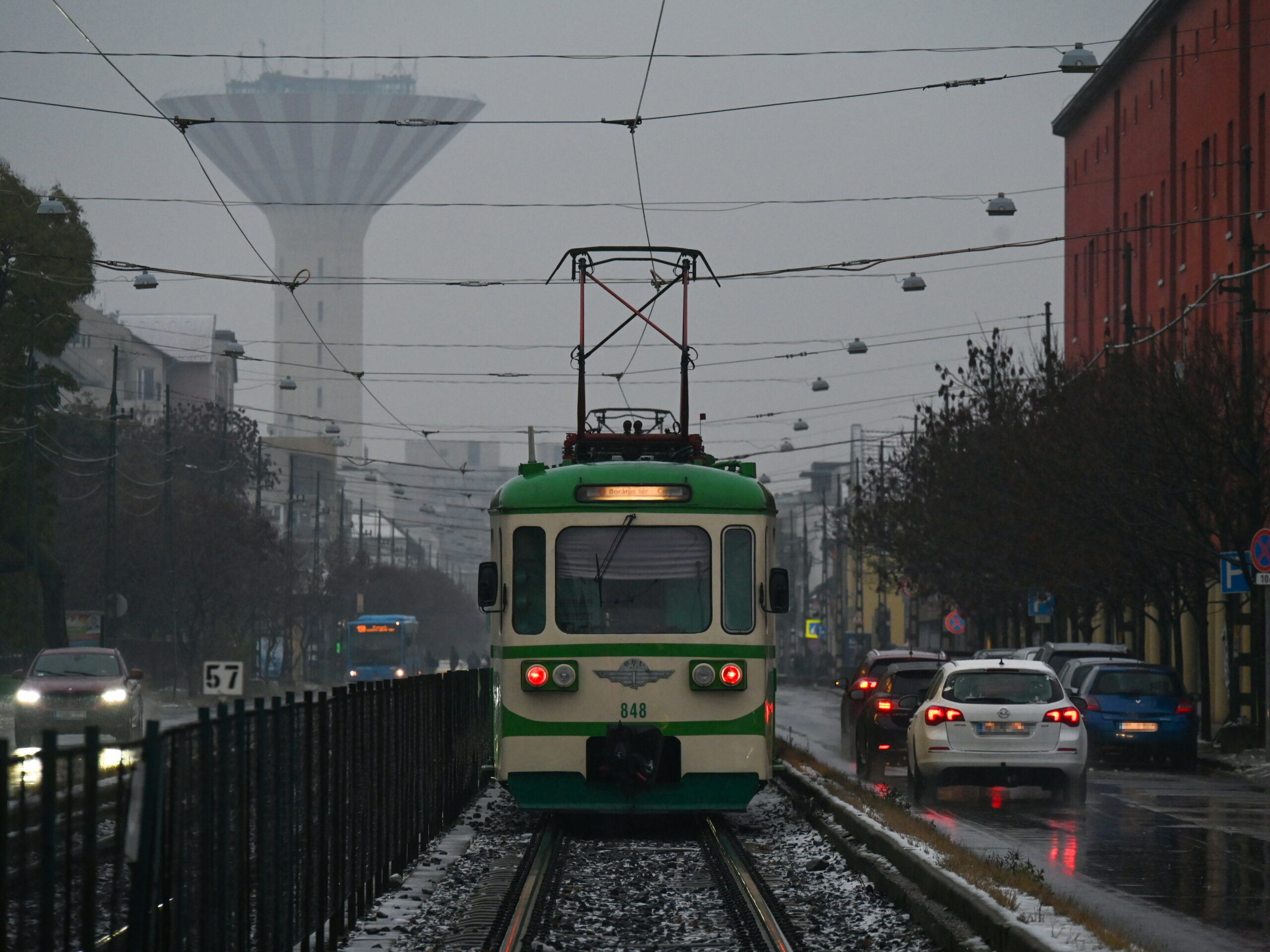 A HÉV-síneken szexelt a részeg pár, majdnem elgázolta őket az érkező szerelvény