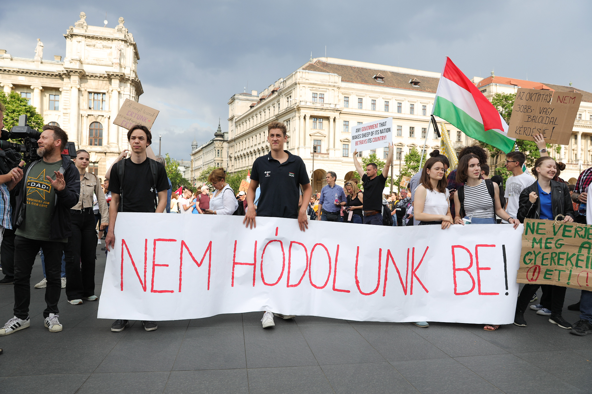 A magyarok 71 százaléka olyan erőskezű vezetőre vágyik, aki visszavenné az országot a gazdagoktól és a hatalmasoktól