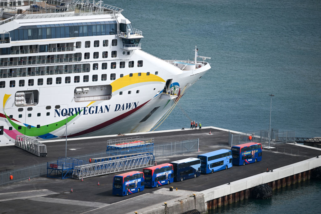 Koleragyanú miatt vesztegel egy norvég luxushajó Mauritius partjainál