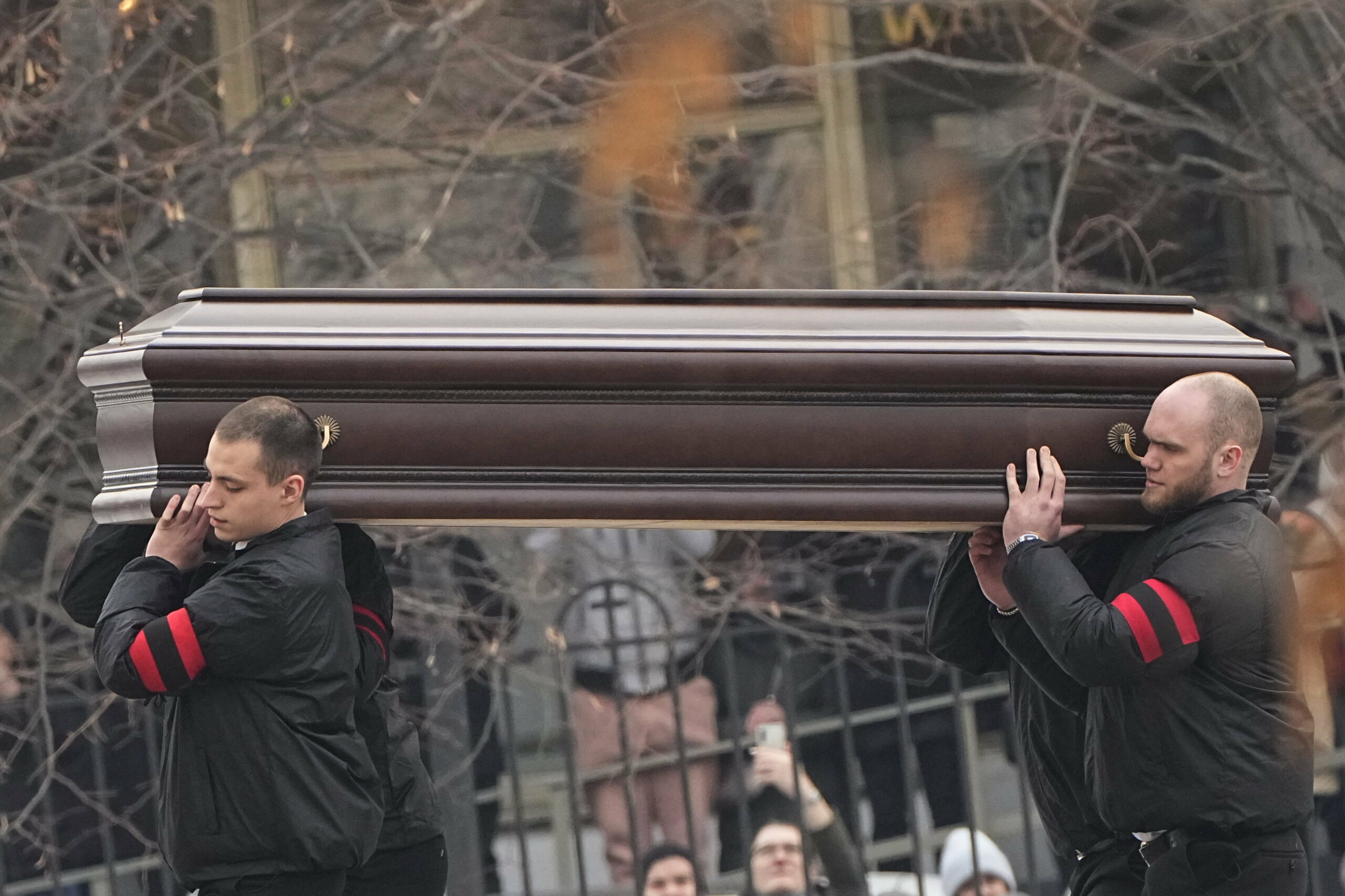 Hátborzongató: tapssal fogadták Navalnij koporsóját Moszkvában – videó