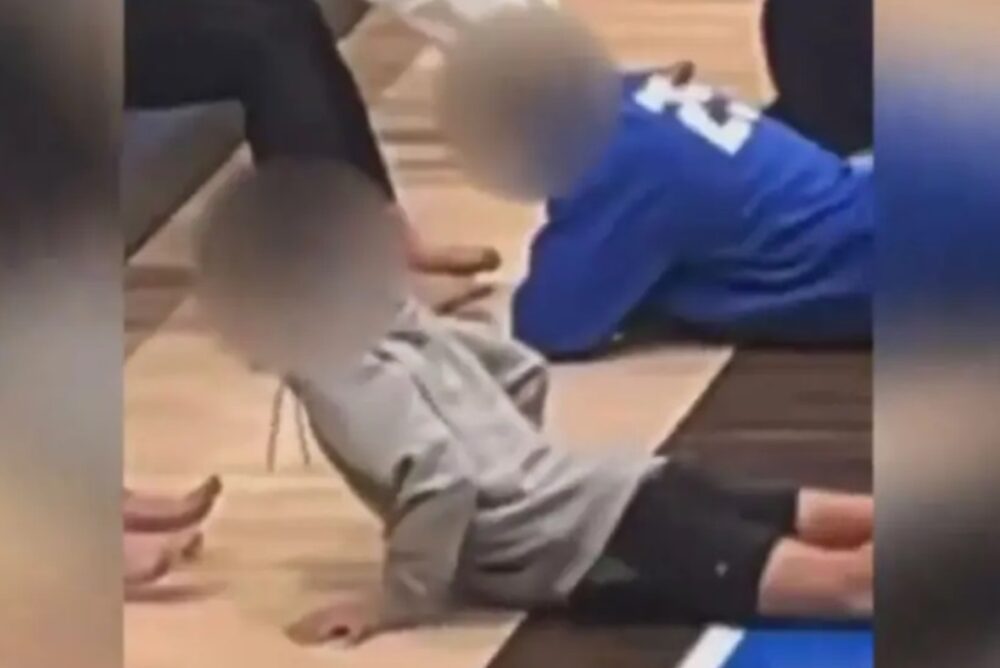 Sokkoló videón, ahogy diákok egymás lábujjait nyalogatják és szopogatják egy iskolai rendezvényen