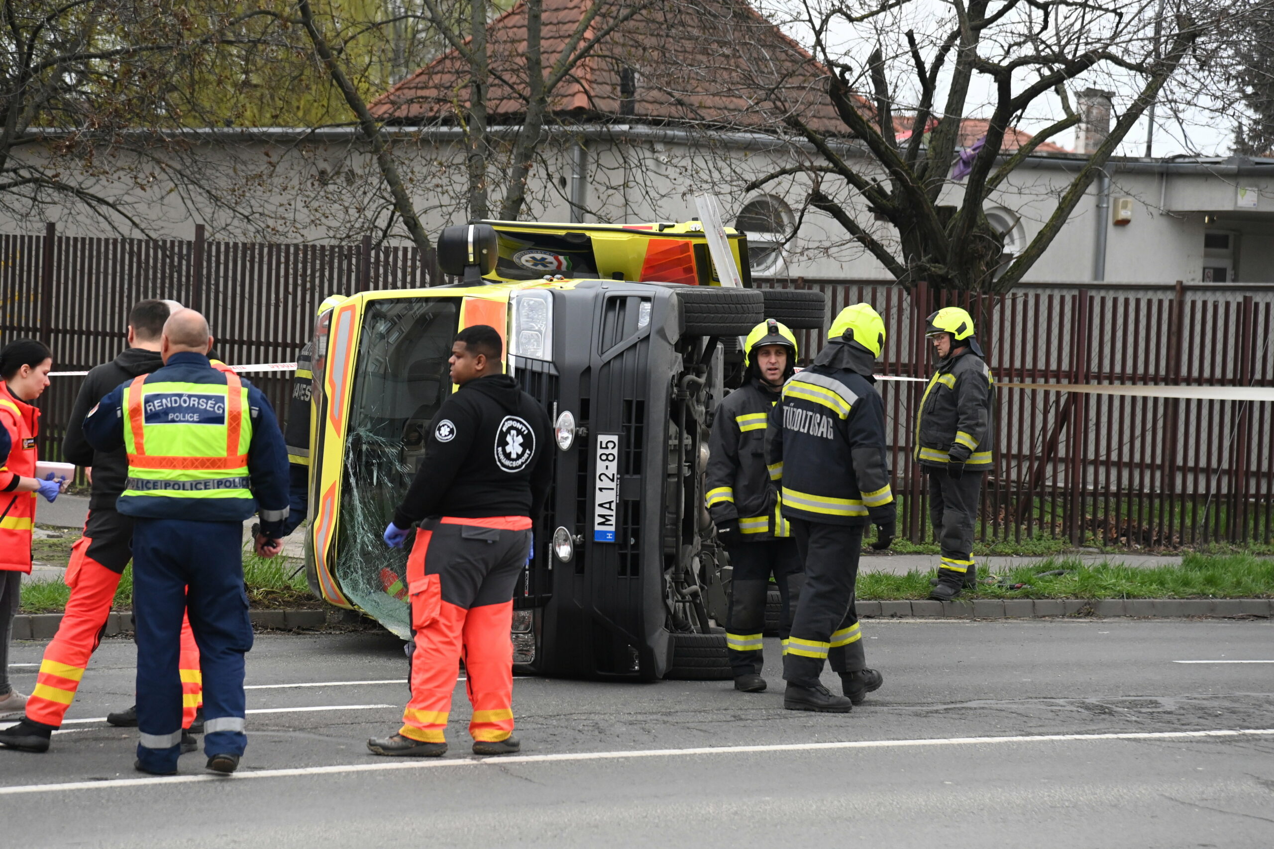 Akkorát csattantak, hogy a mentő az oldalára borult – fotókon a vasárnapi baleset