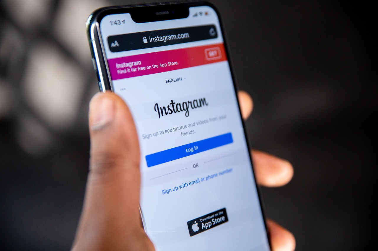 Szoptatást imitálnak, így mutogatják a melleiket az OnlyFans-modellek az Instagramon