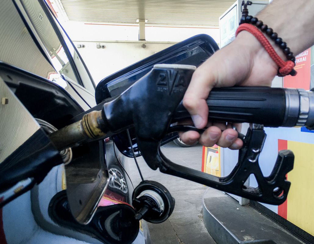 Újabb rossz hír az autósoknak: szerdán megint drágul a benzin