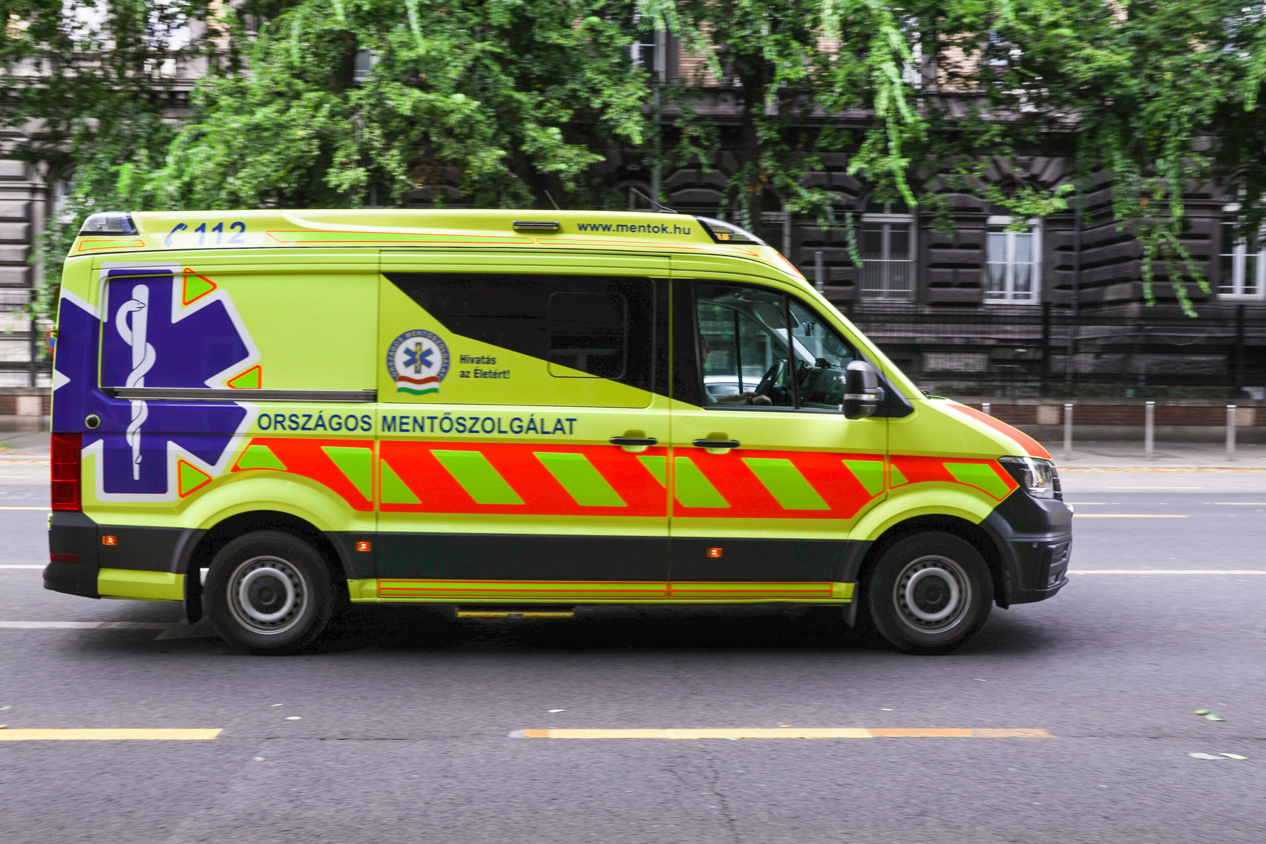 Egy gyerek is életveszélyesen megsérült, amikor gyalogosokat tarolt le két autó Debrecenben