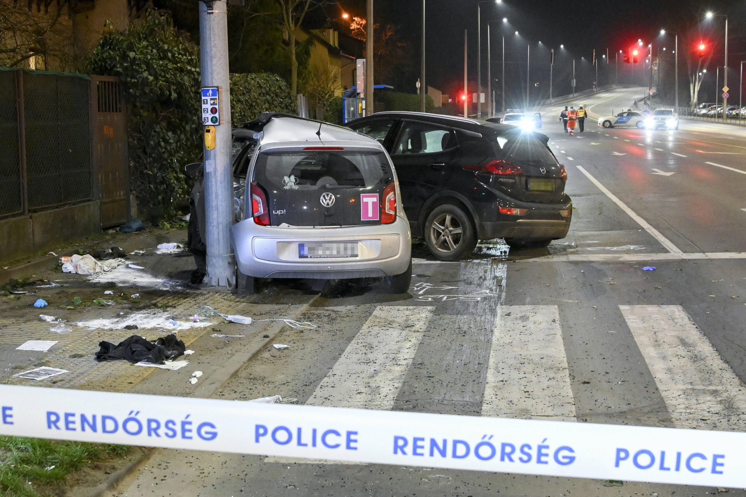 Sokkoló fotók: így nézett ki a debreceni utca, ahol két autó több gyalogost is elsodort – egy nő meghalt