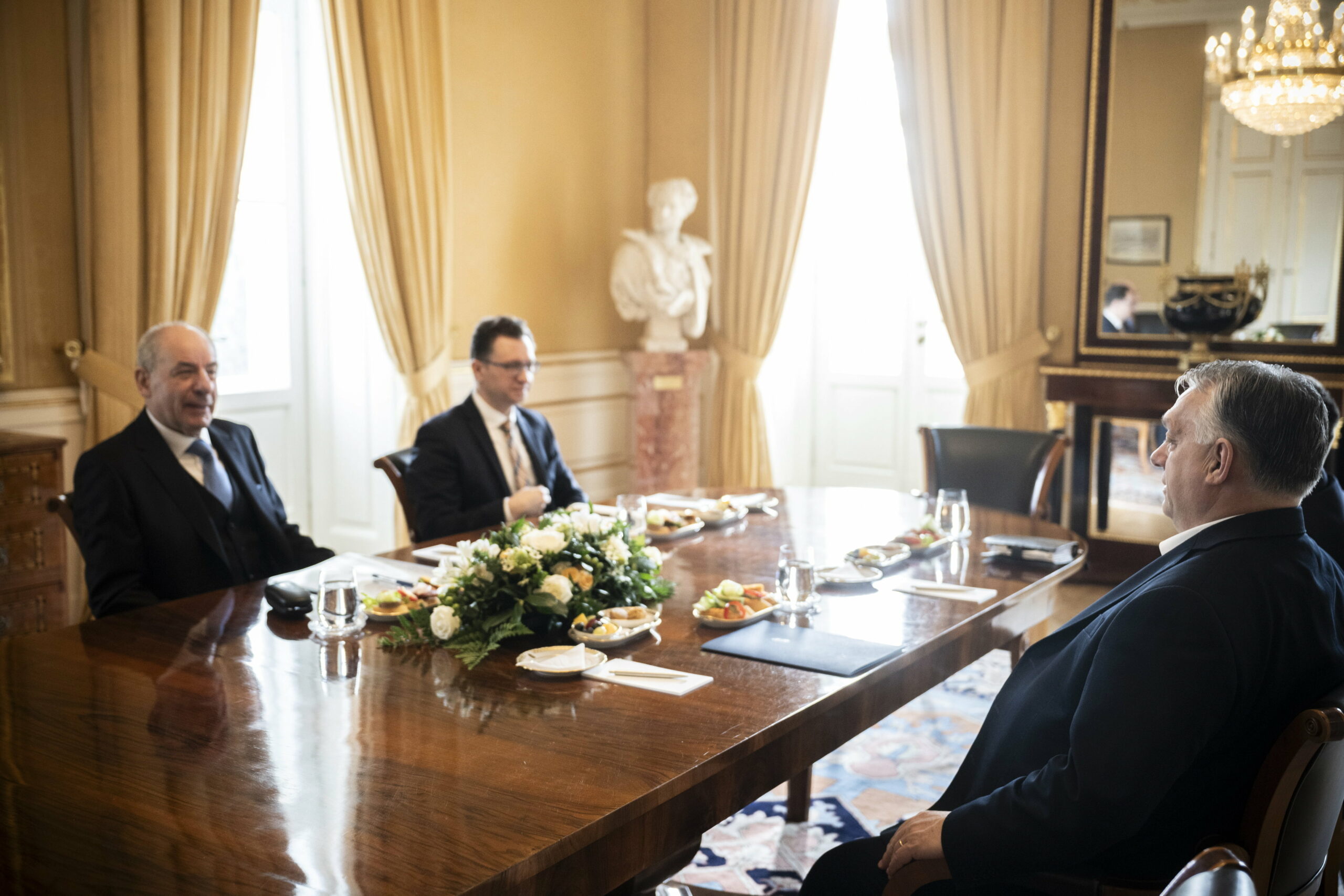 Mi történt? Orbán Viktorral és Rogán Antallal tárgyalt szerda reggel Sulyok Tamás a Sándor-palotában