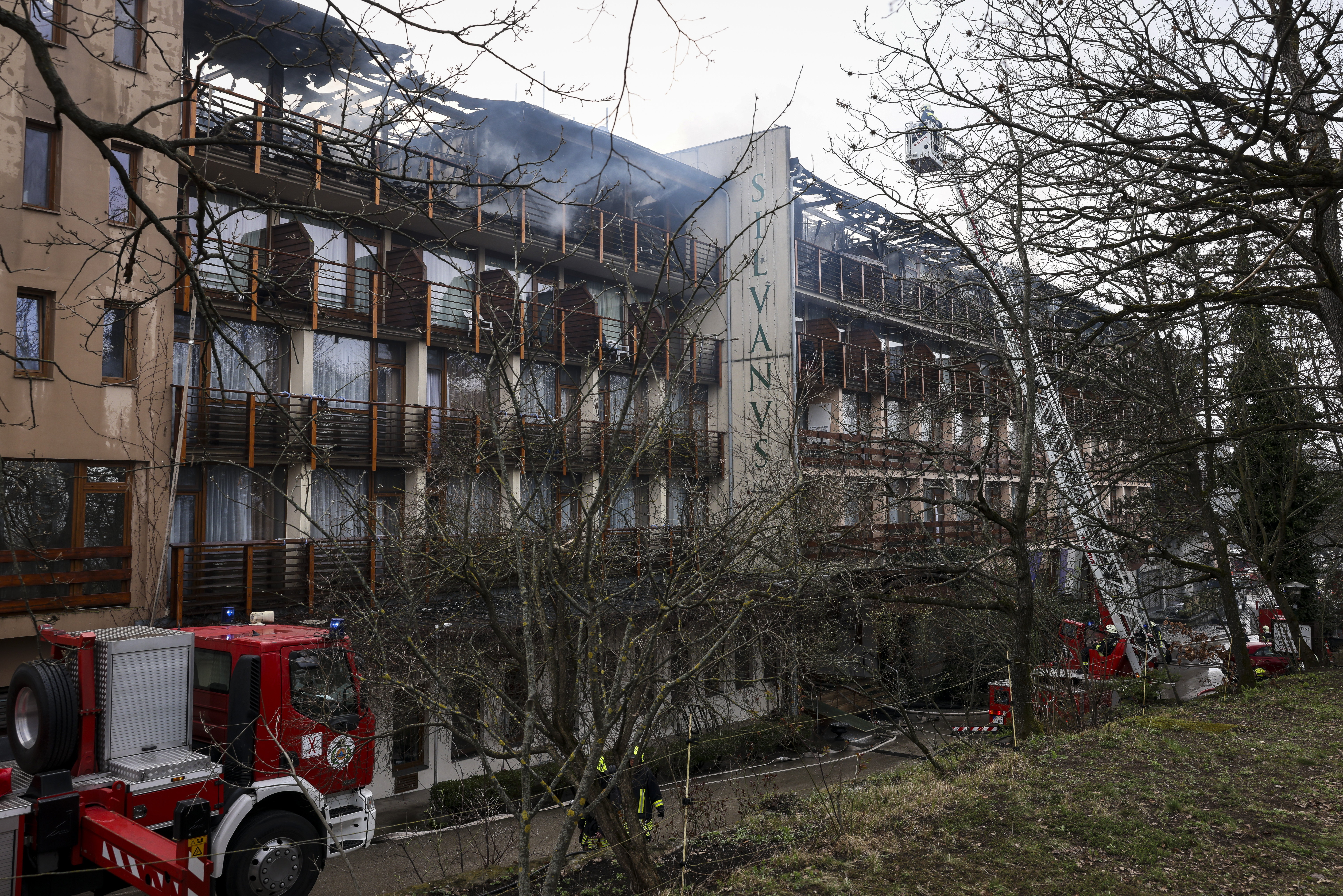 Újabb fotók a hősies összefogásról: a medencéből is szivattyúzták a vizet a Hotel Silvanus oltásához