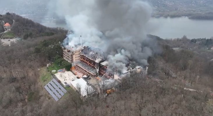 Szívszorító videó a magasból: így oltották a Hotel Silvanust a tűzoltók