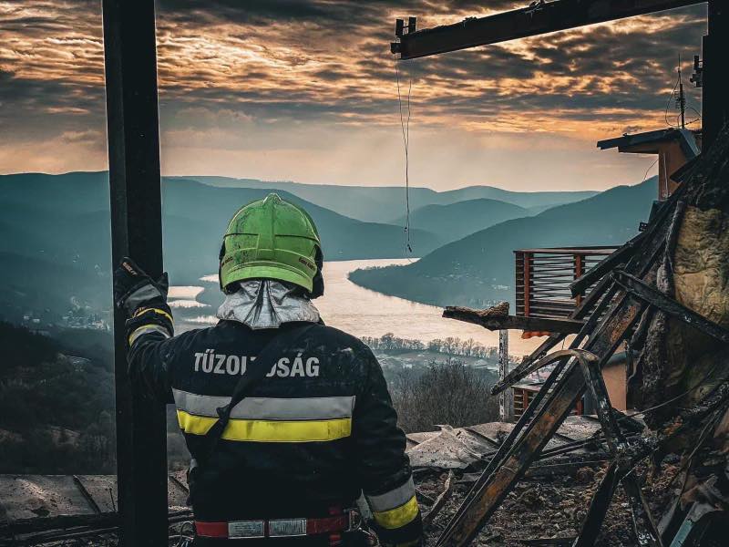 „Borzasztó órákon vagyunk túl” – Megrázó fotók a Hotel Silvanus kiégett szobáiról