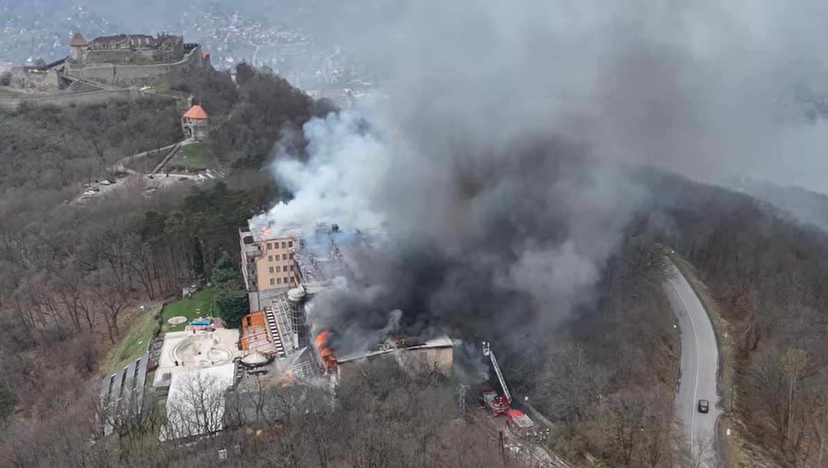 Megrázó videón a visegrádi szállodatűz: hatalmas füstoszlop szállt az ég felé a Silvanus Hotelből