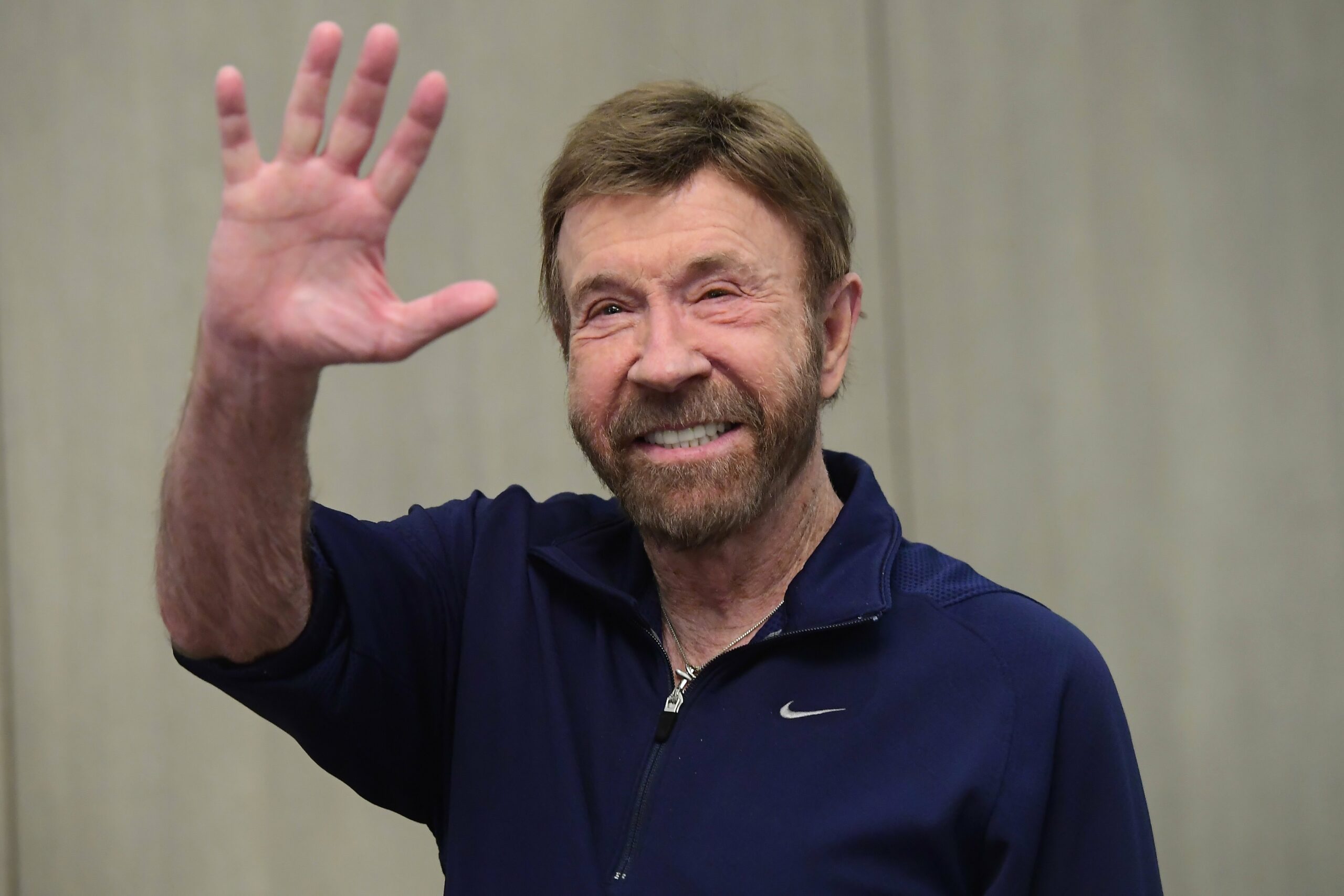 A 84 éves Chuck Norris úgy köszönte meg a születésnapi jókívánságokat, ahogy csak ő tudja