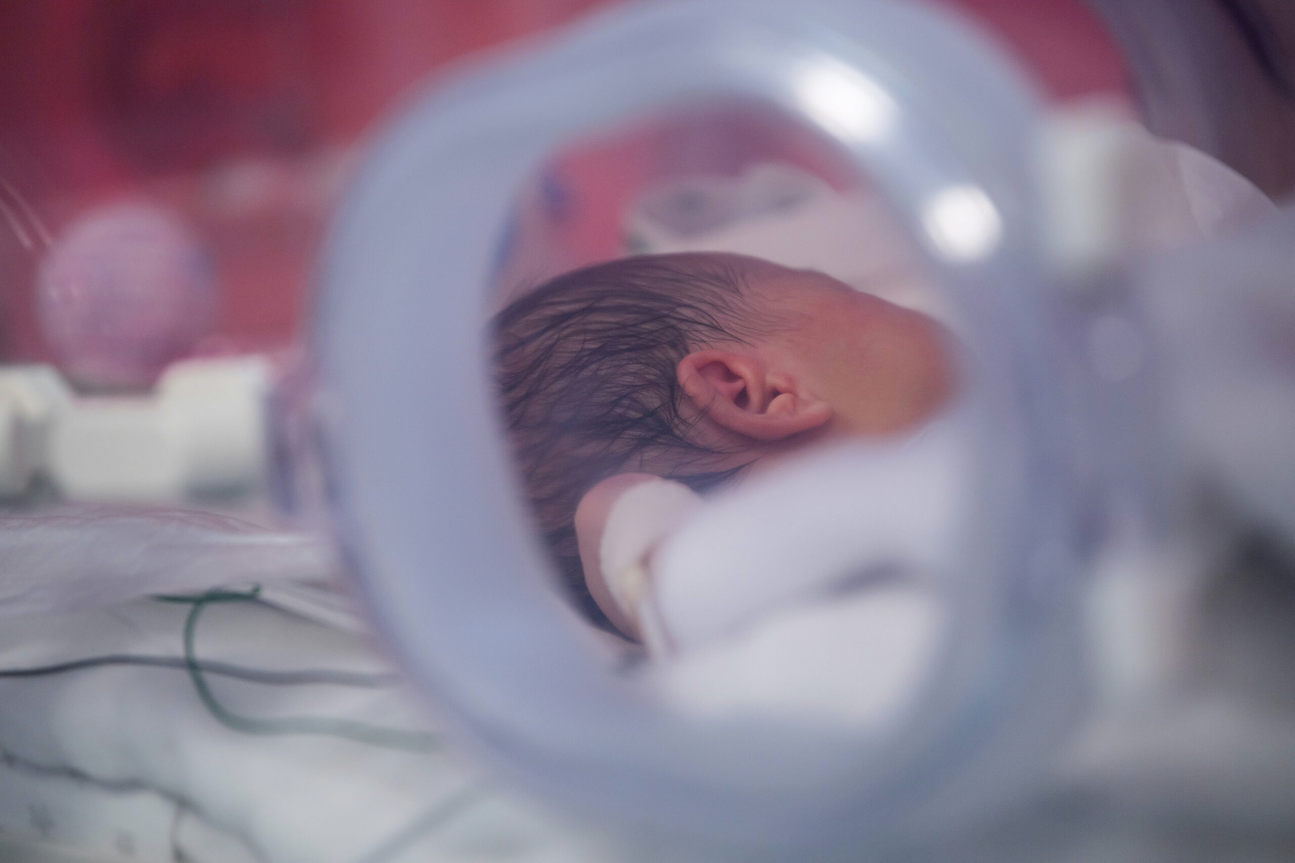 Újszülöttet hagytak egy szolnoki kórház előtti inkubátorban, a kórház el is nevezte a kisbabát