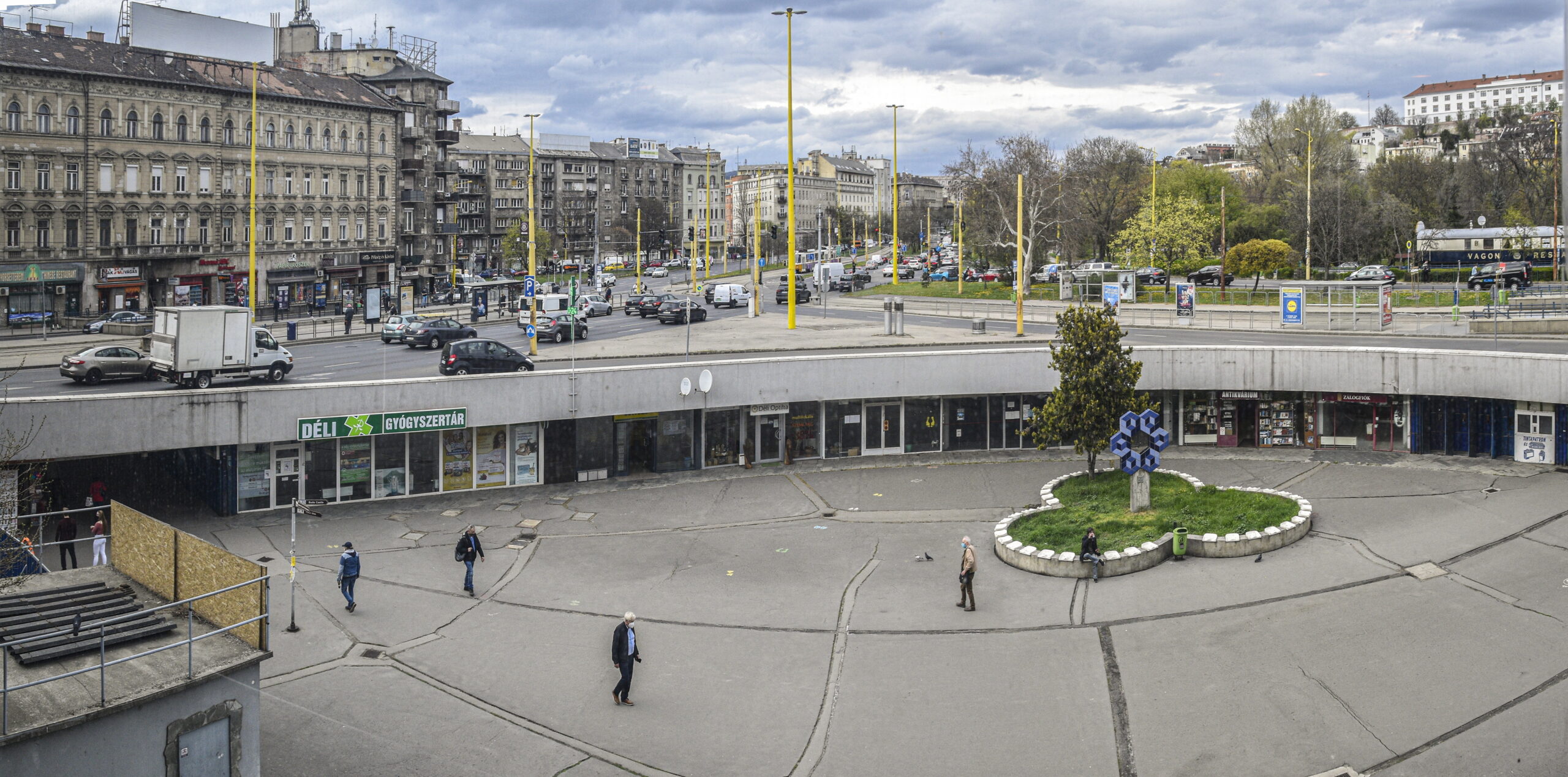 Hatalmas baleset a Déli Pályaudvarnál – áll a forgalom, a buszközlekedést is akadályozzák