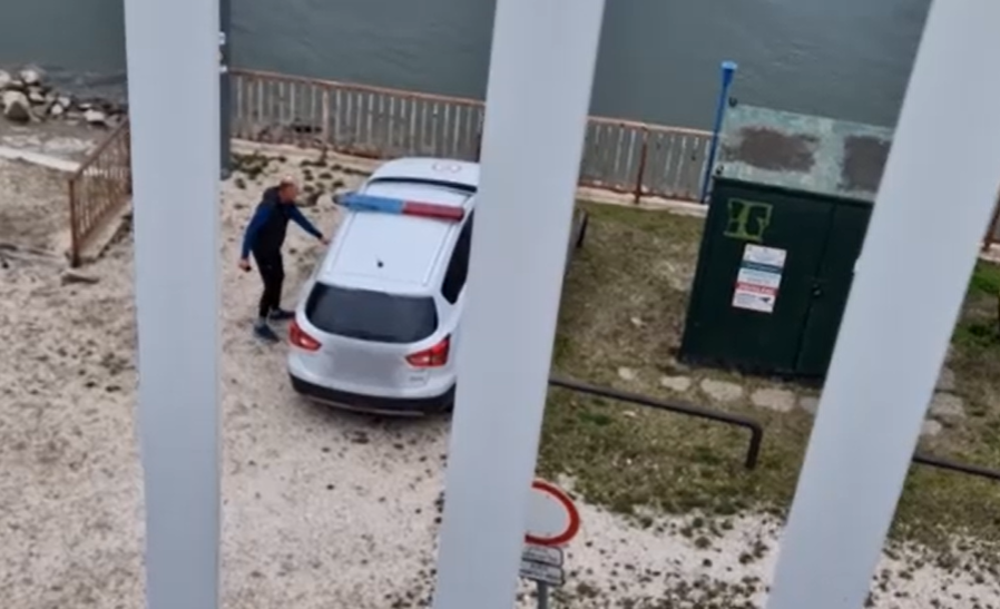 Videó buktatta le Győrfi Pált, aki tilosban parkolt a Margitszigeten, azért nem állt be a parkolóba, mert fél a sorompóktól