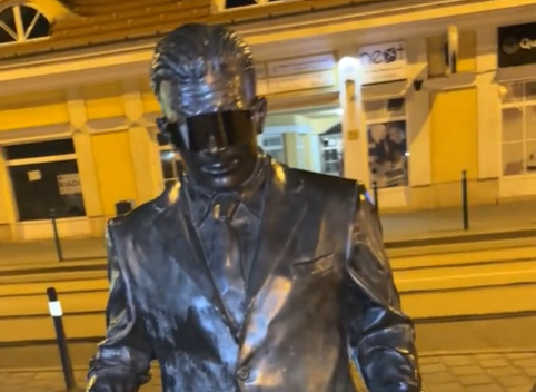 Megdöbbentő videó: „Minden f*sza?” – Meggyalázták a Puskás Ferencről készült szobrot
