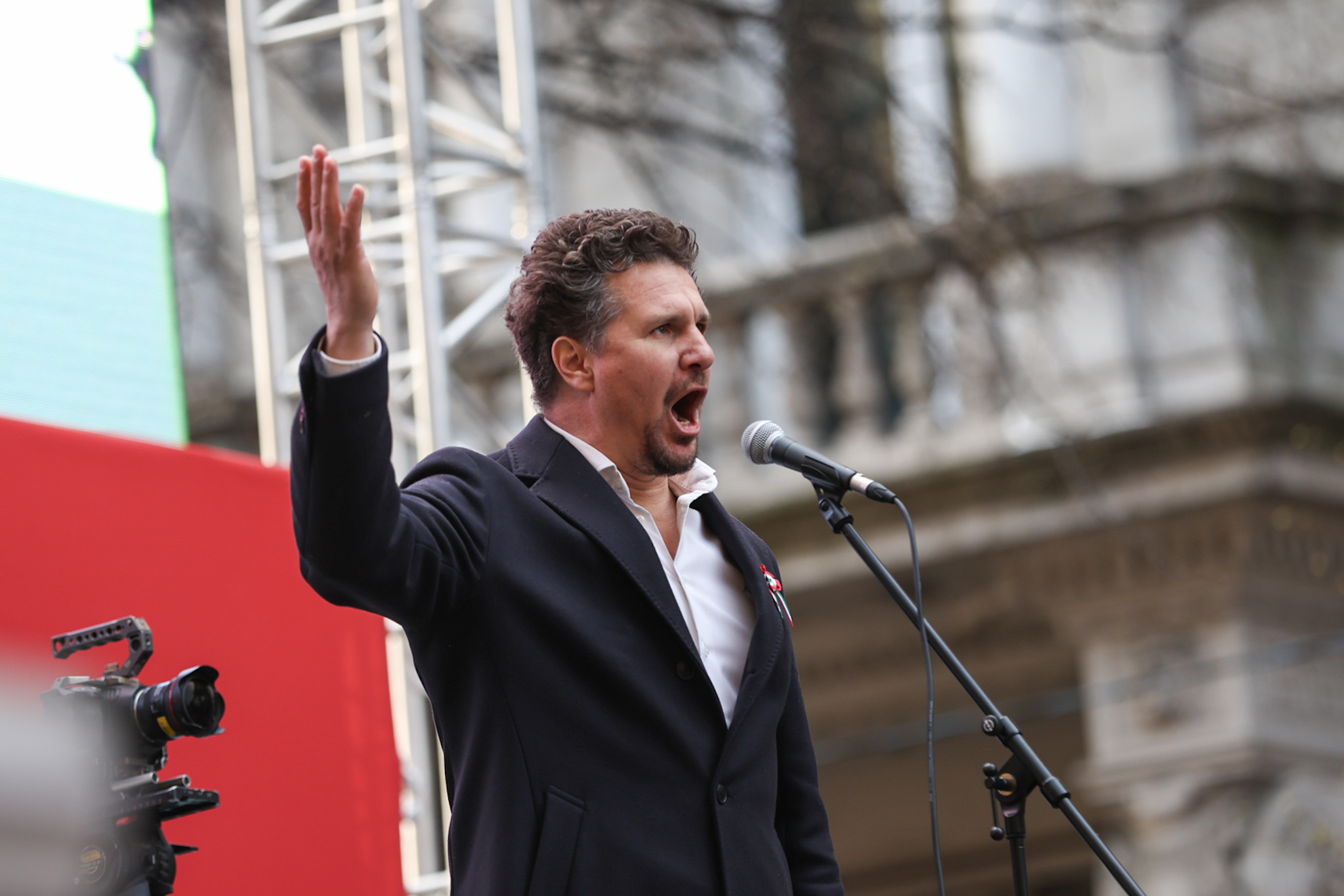 „Libabőr, szívdobbanás, reménysugár” – Már 370 ezren látták Nagy Ervin Nemzeti dalát, amit Magyar Péter nagygyűlésén szavalt el
