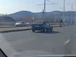 Videón, ahogy egy rolleres közel 100 km/h-val száguldott az Árpád hídon