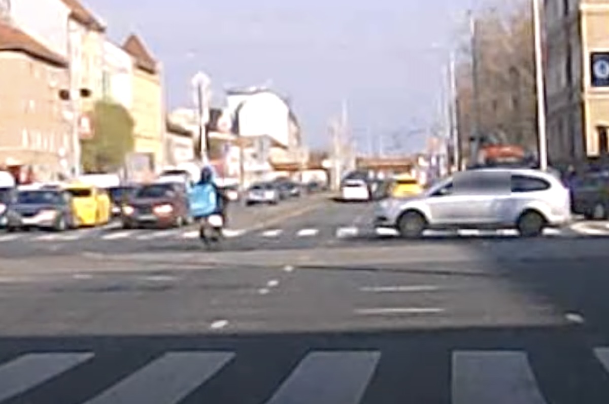 Telibe kapta a piroson áthajtó robogós futárt egy autós Budapesten
