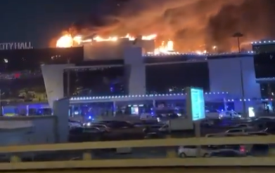 Terrortámadás Moszkvában: lángokban áll egy koncertterem, több tucatnyian haltak meg