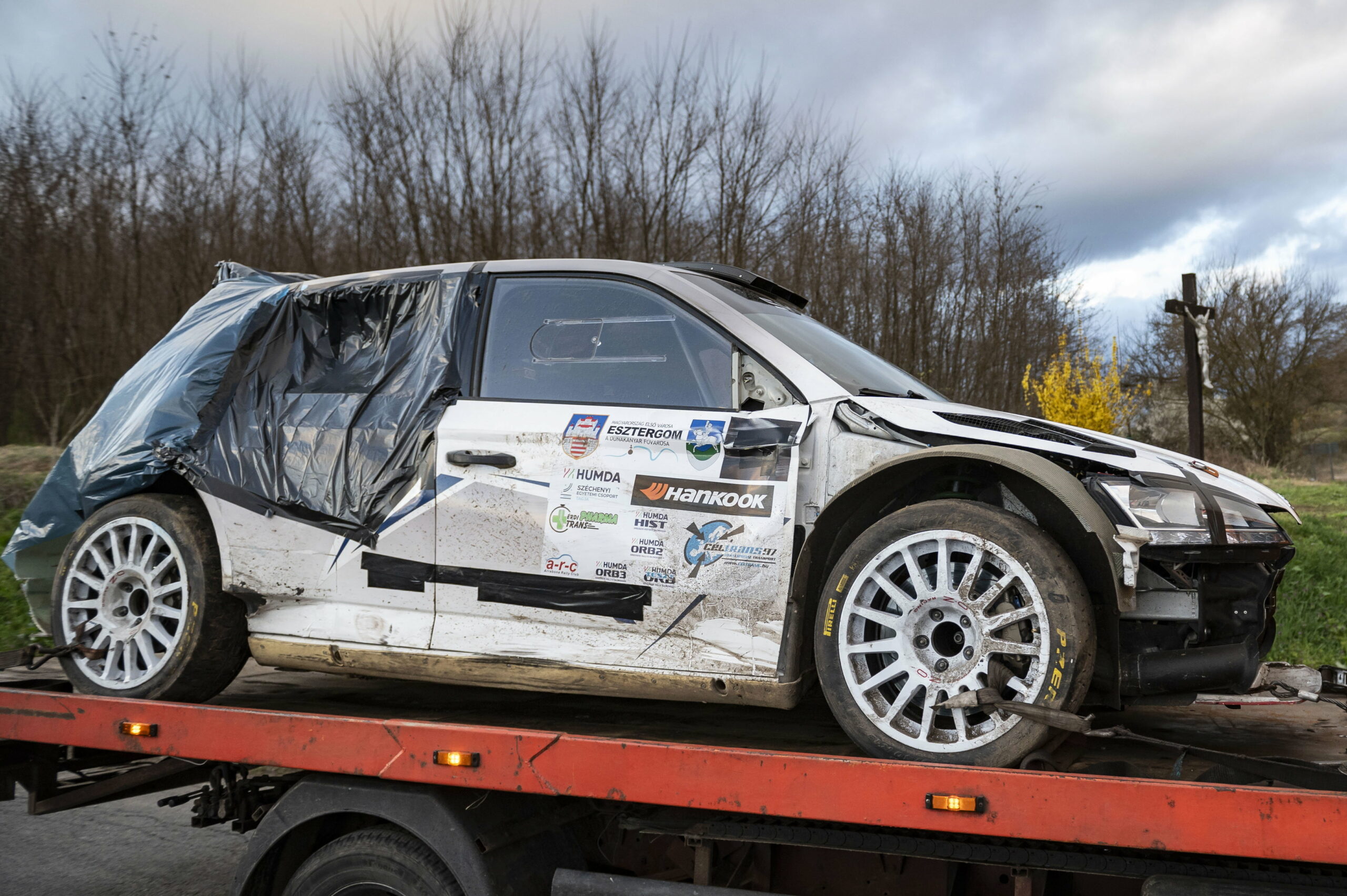 Becsapódó autó, sikoltozva menekülő emberek – Még egy videót osztottak meg a tragikus rallybalesetről