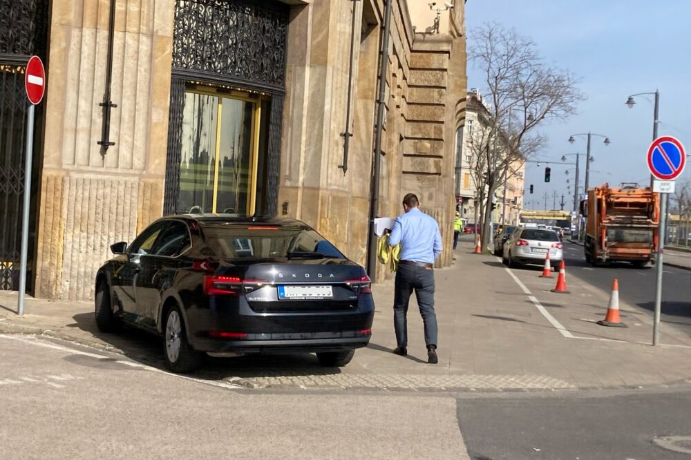 Hadházy páros lábbal szállt bele Menczer Tamásba, aki egészen a minisztérium ajtajáig hajtott fel a járdára