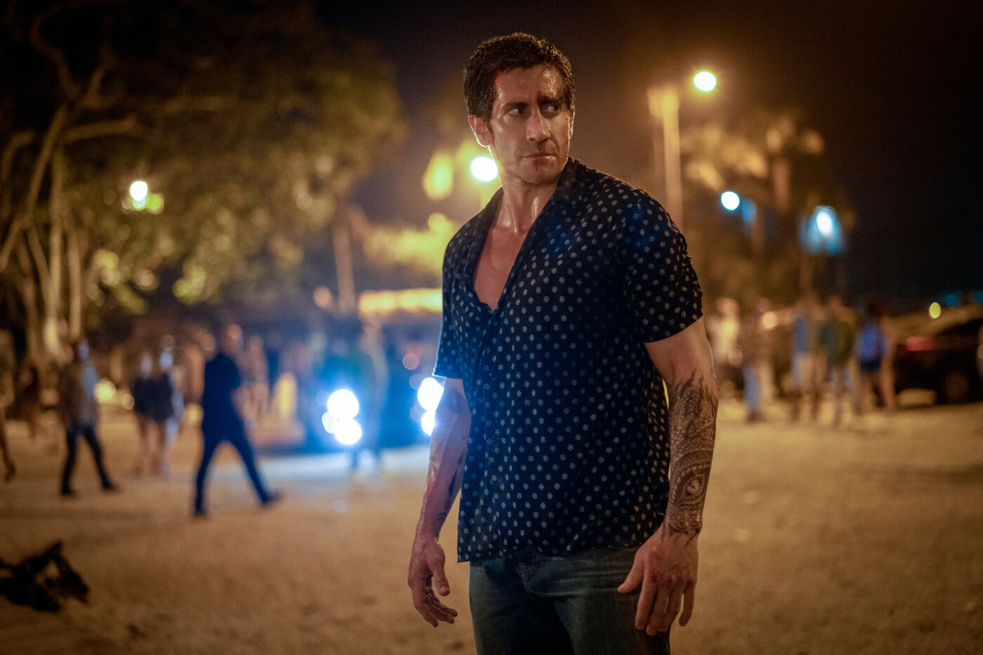 Jake Gyllenhaal még nagyobbakat üt, mint Patrick Swayze – Az Országúti diszkó remake-je egy igazi bűnös élvezet