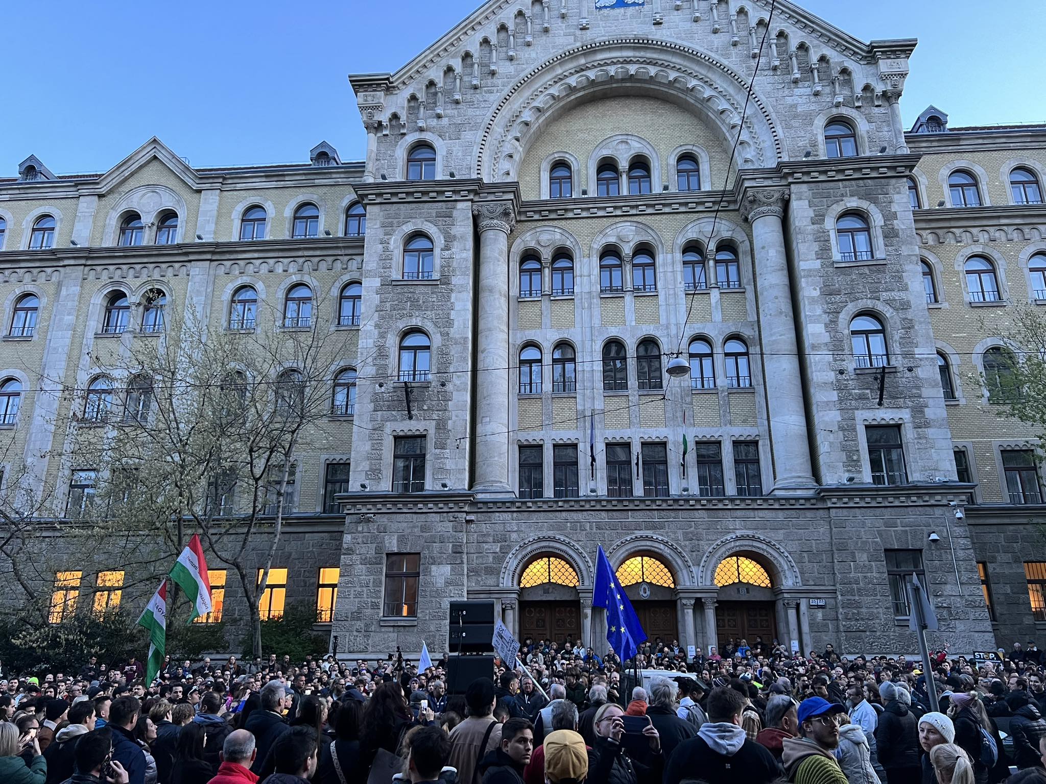 Videón a Magyar Péter által meghirdetett tüntetés, ahol a kormány és a legfőbb ügyész lemondását követelték