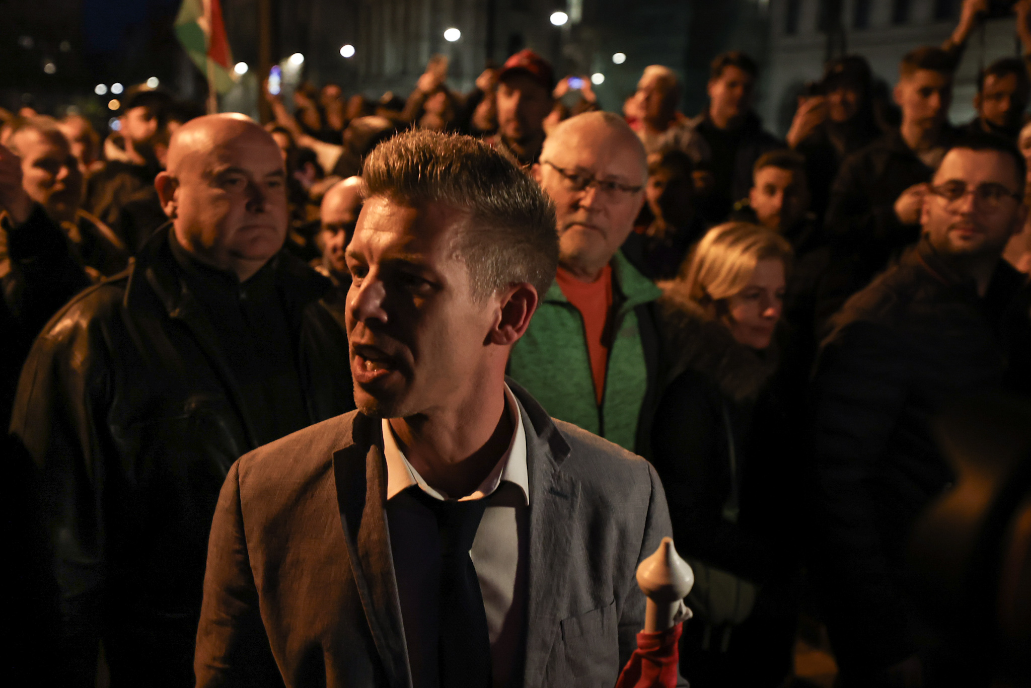 „Hihetetlen, hogy az emberek most kezdenek felébredni” – Magyar Péter tüntetésén kérdeztük a résztvevőket