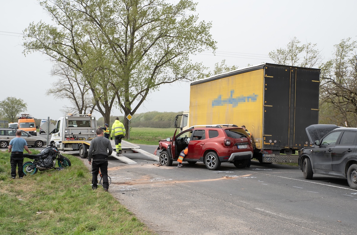 Sokkoló fotókon a győrszentiváni tömegbaleset helyszíne