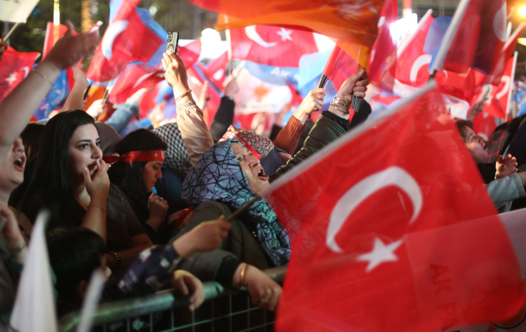 Videón, ahogy leszakad az erkély és szörnyethal az Erdogant megverő török ellenzéki párt alelnöke