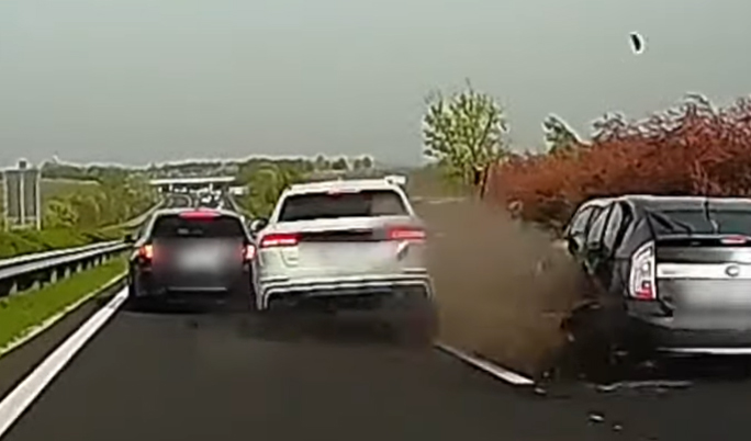 Drámai videón, ahogy egy Audi brutális sebességgel belehajt a kocsisorba az M7-esen