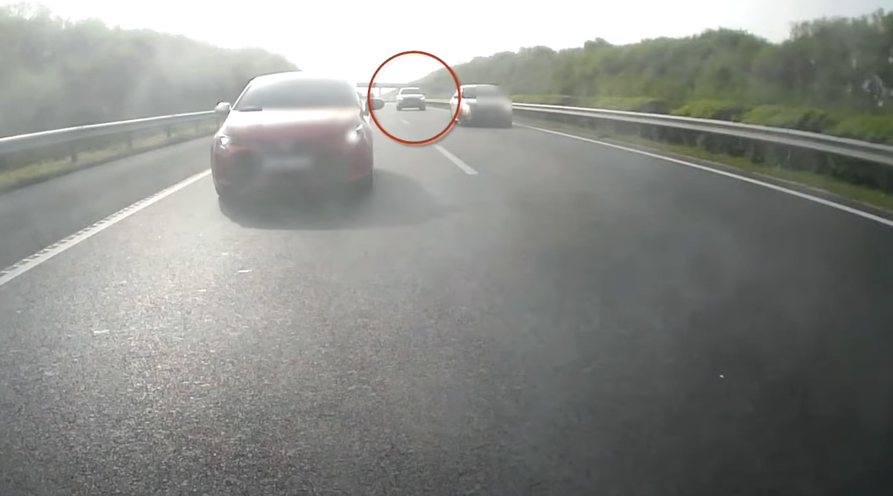 Újabb videón, ahogy az Audi lassítás nélkül tarolja le a kocsisort az M7-esen