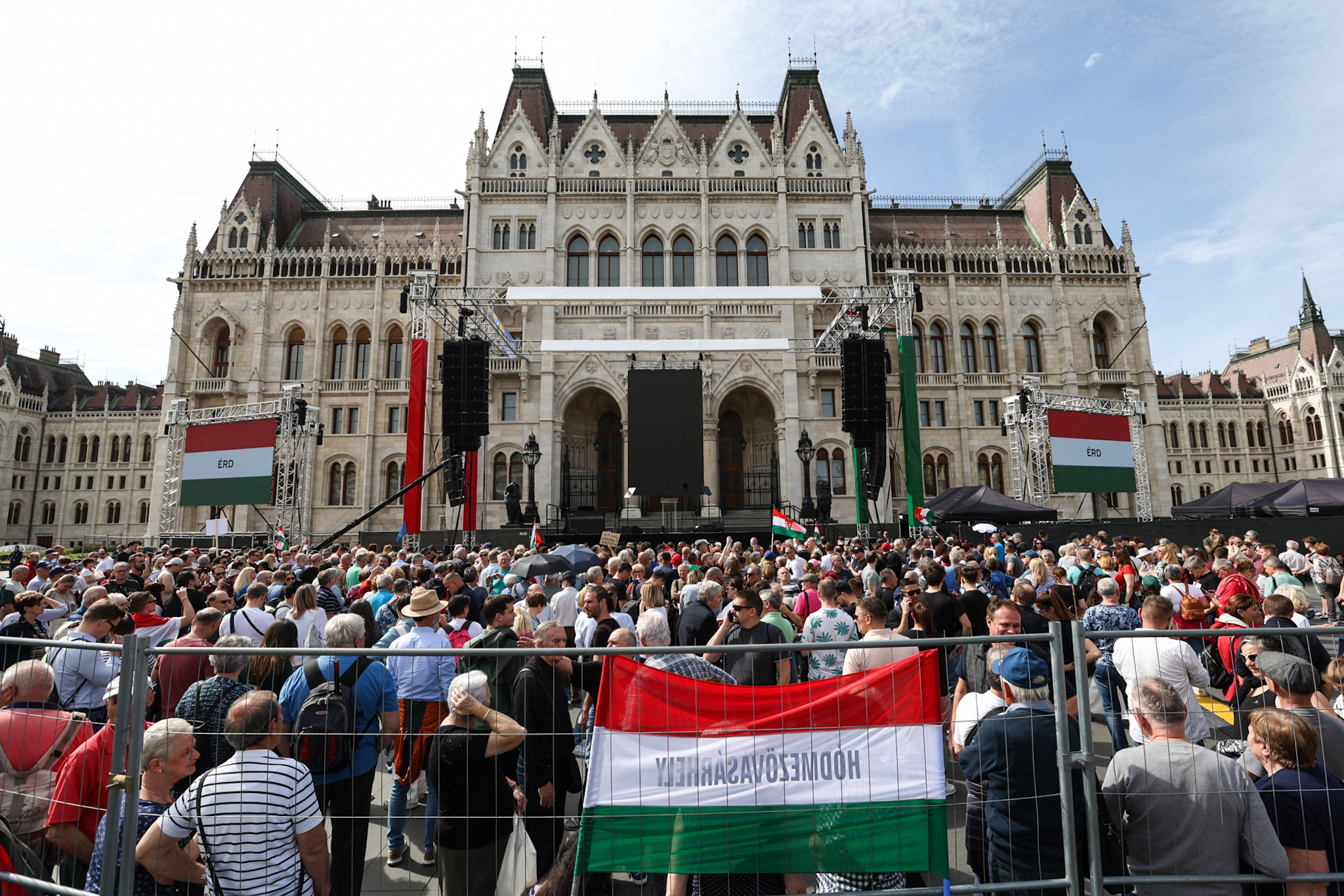 Videó: A Kossuth tér már azelőtt zsúfolásig megtelt, hogy a Magyar Péter vezette menet egyáltalán odaért volna