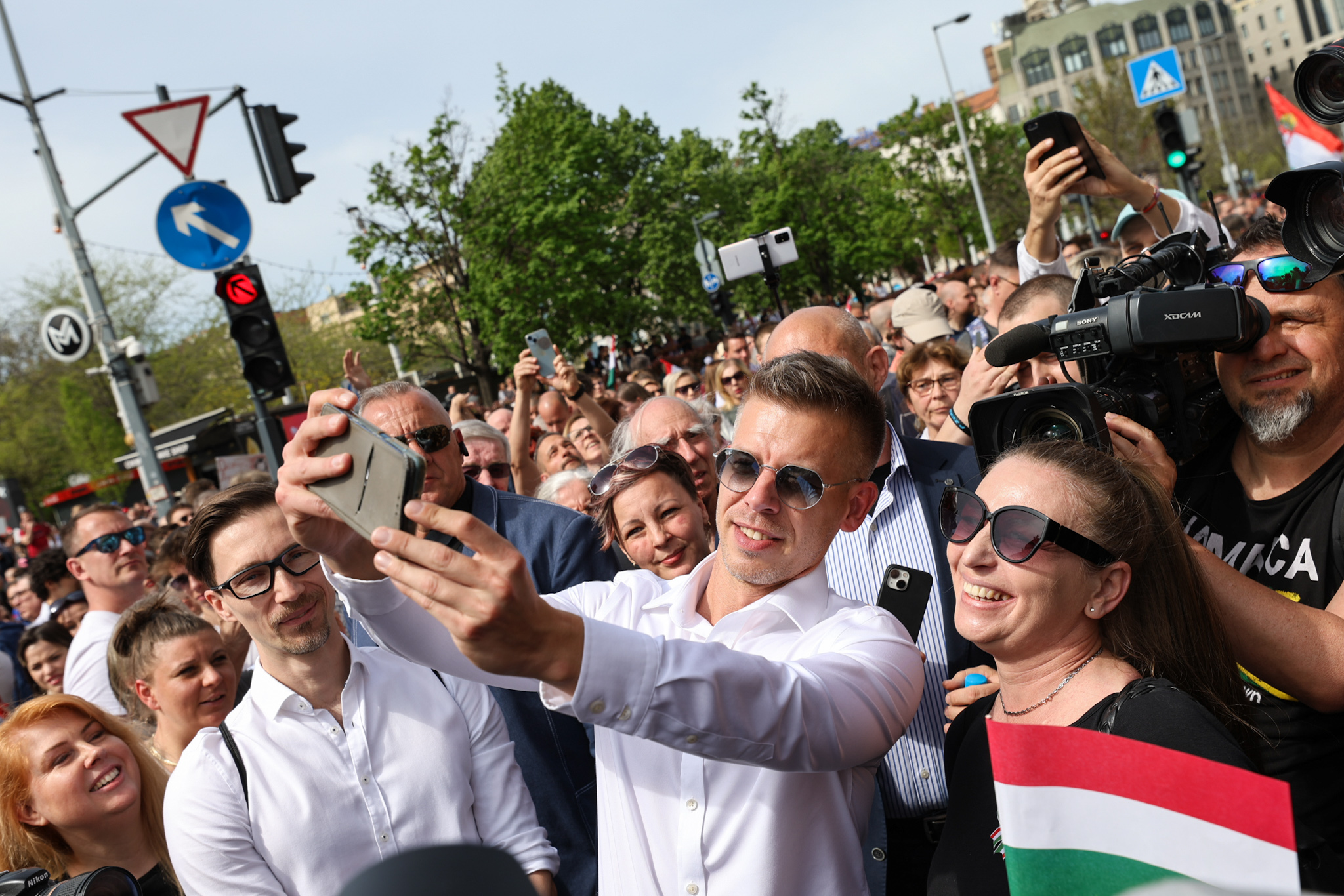 Megtelt a Deák tér, már Magyar Péter is megjelent a tüntetők között – fotók