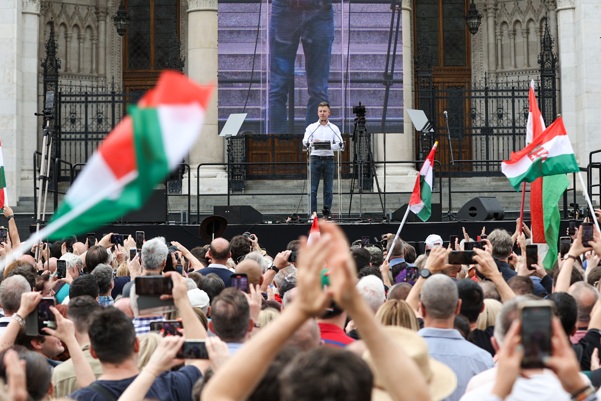 A legjobb képek a Magyar Péter-tüntetésről – innen látszik, mekkora tömeg volt a Kossuth téren