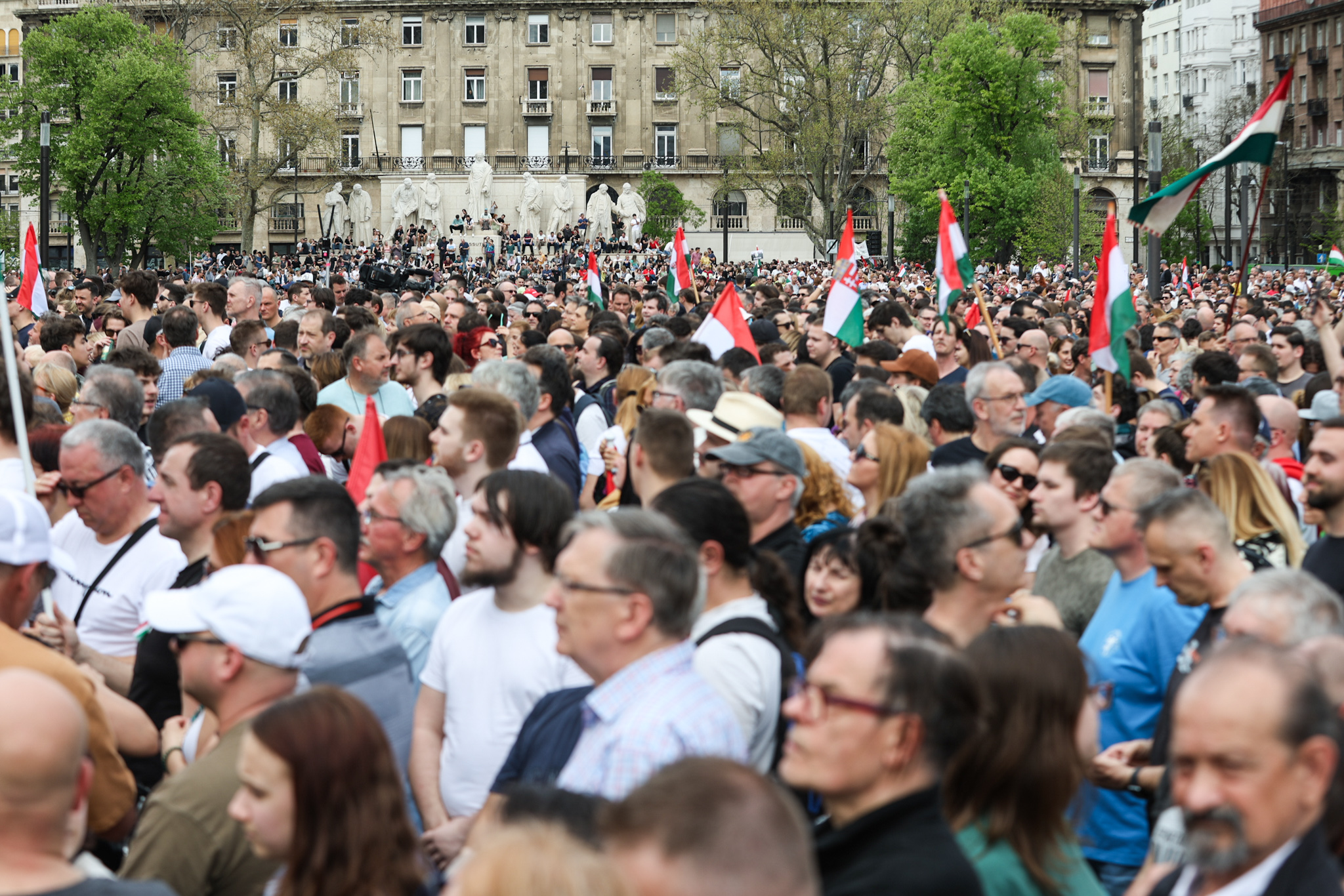 Eltévedtek egy utcával Magyar Péterék a Kossuth térre menet