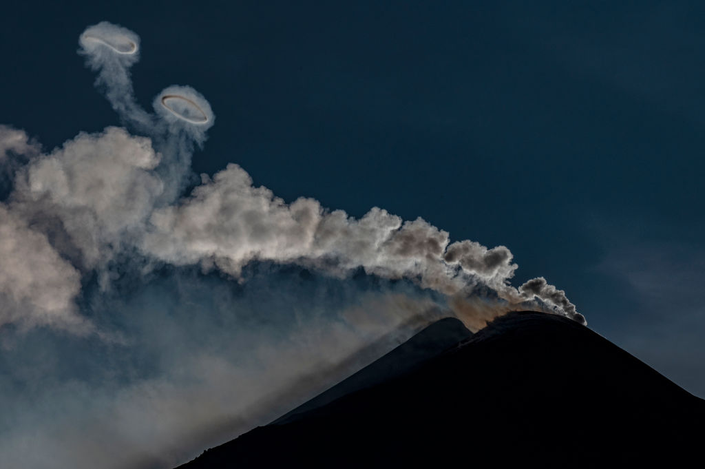 Ujjongtak a turisták: füstkarikákat pöfékelt az Etna, elég szabályos füstkarikákat fújt az égre