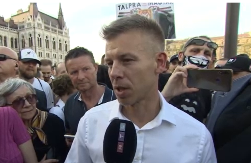 Magyar Péter üzent a kormánynak: ne lehetetlenítsék el pártja indulását az EP-választáson, mert a mostani, békés tömeg lehet, hogy nem lenne ilyen békés