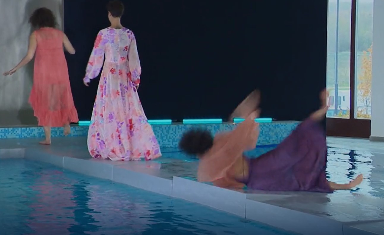 Videó: Keveházi Lili beleesett a medencébe a Next Top Model Hungary forgatásán