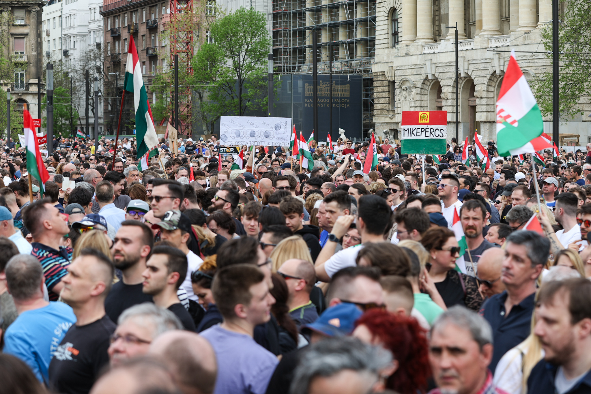 Eladta a Porschéját, és Magyar Péteréknek adja a bevétel felét egy támogató - körülnéztünk  a Talpra magyarok! új közösségi felületén