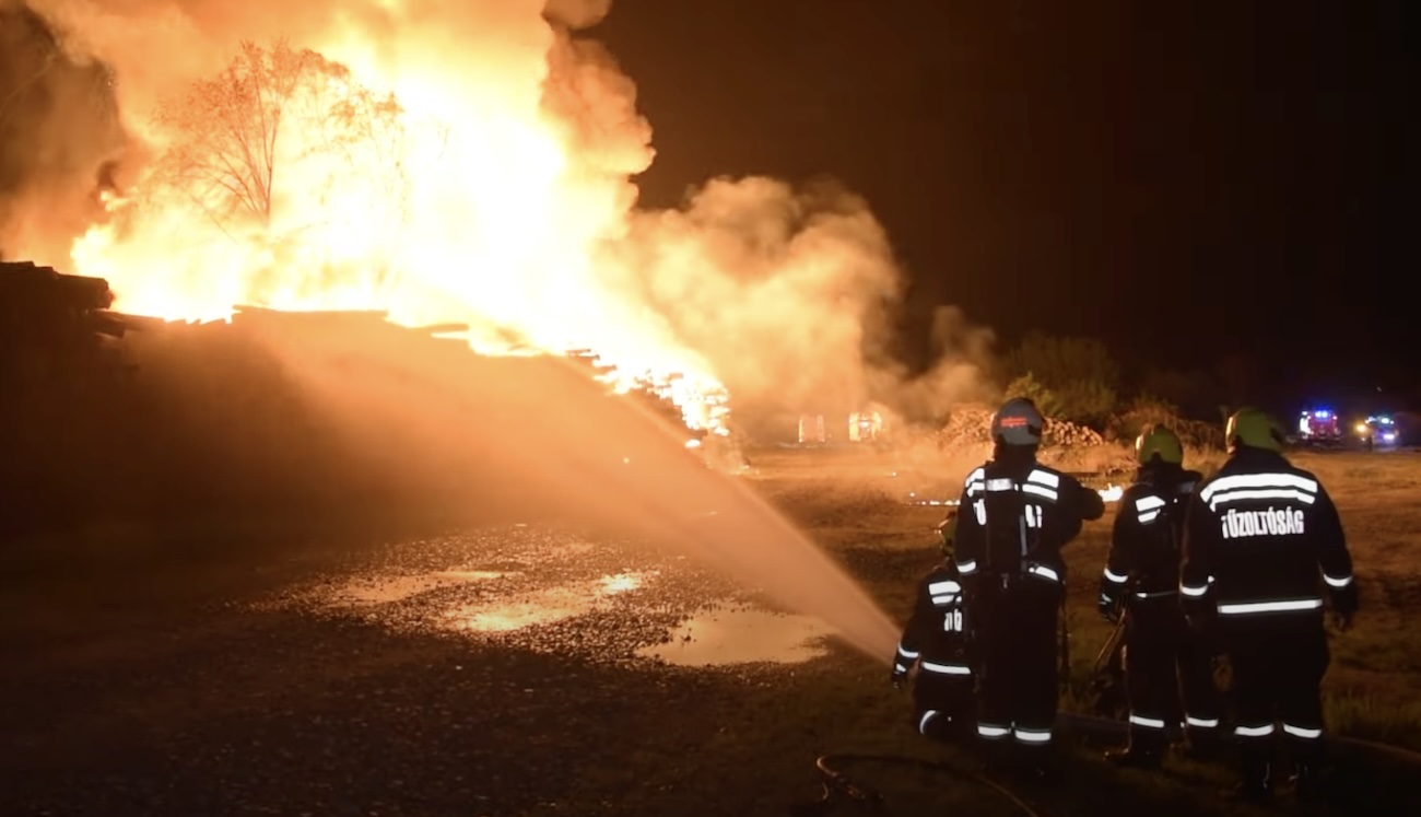 Két tűzoltó sérülhetett meg a rákosrendezői oltás közben