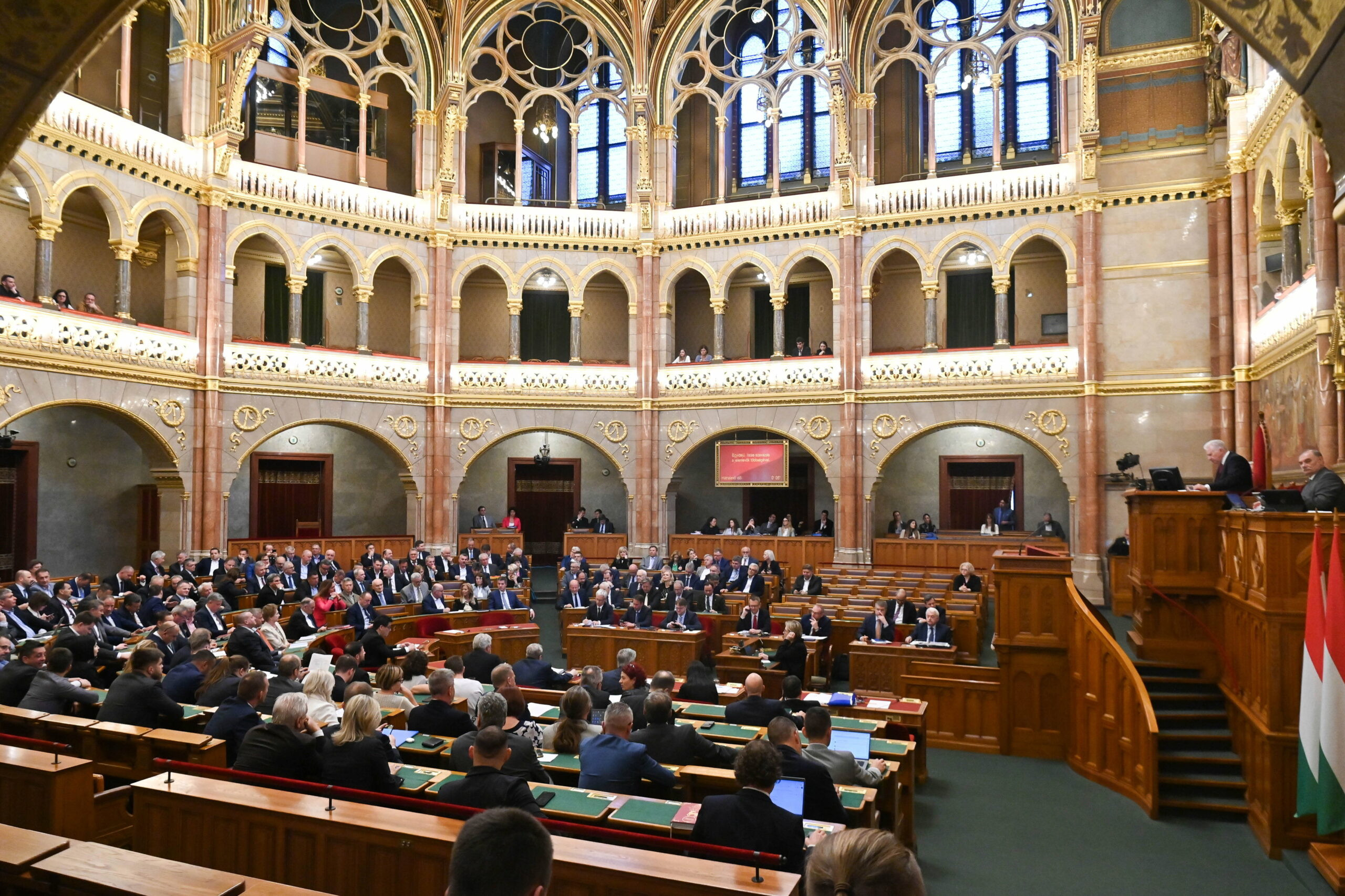 Döntött a Parlament: még fél évig biztosan marad a háborús veszélyhelyzet Magyarországon